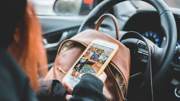 Boete voor mobiel in de hand tijdens het rijden